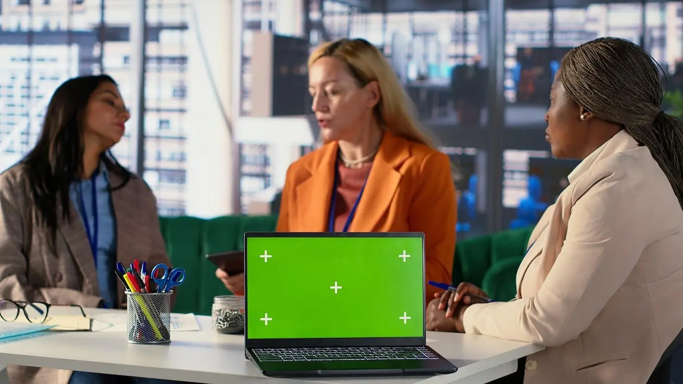 Equipo multicultural de especialistas usando una maqueta con espacio para texto en la oficina.