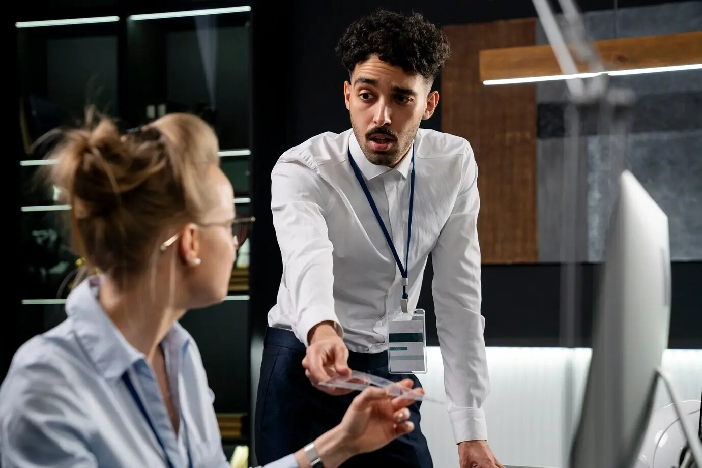 Plano medio de diseñadores industriales trabajando en la oficina.