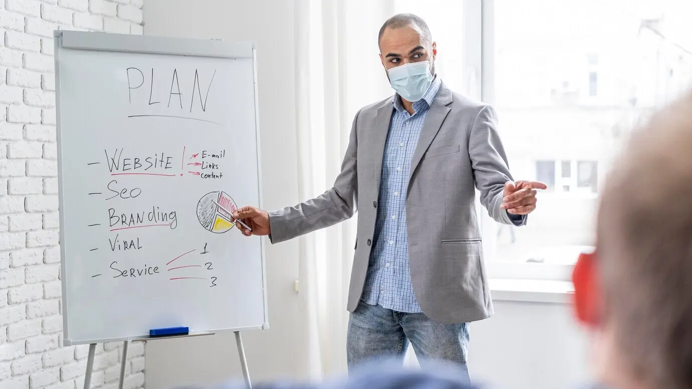 Jóvenes colaborando en una reunión